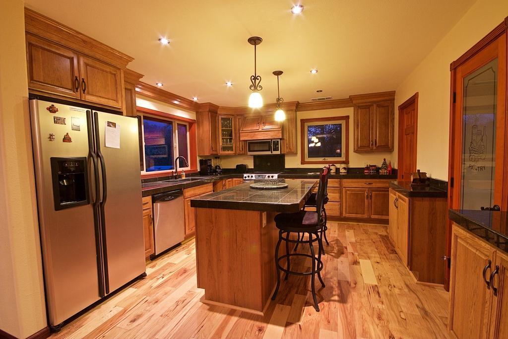 Riverfront Property With Waterfalls Near Yosemite And Bass Lake آوكهيرست الغرفة الصورة
